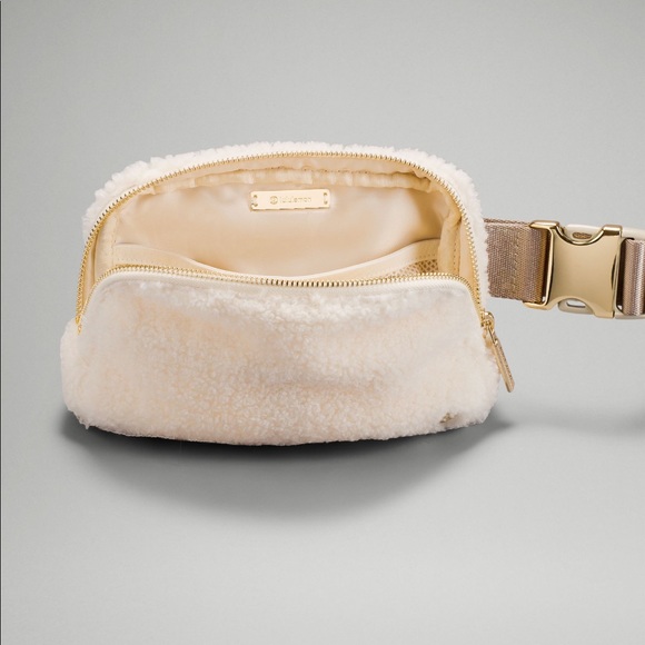 BNWT Lululemon Everywhere Ivory Fleece Belt Bag - Picture 5 of 7